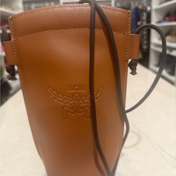 Mcm Worldwide Gorgeous Sunglasses with crossbody leather pouch New with tag - Picture 8 of 13